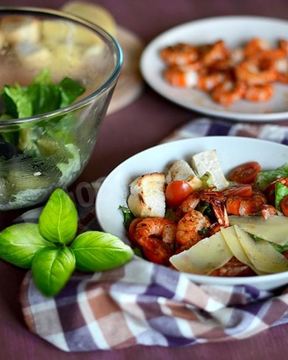 Салат цезарь с жареными креветками