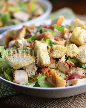 Цезарь с курицей и сухариками