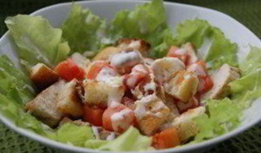 цезарь с курицей и сухариками