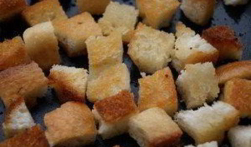 цезарь с курицей и сухариками