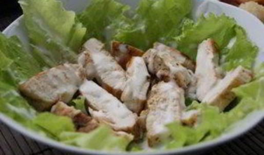 цезарь с курицей и сухариками