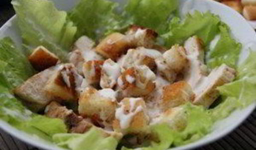 цезарь с курицей и сухариками