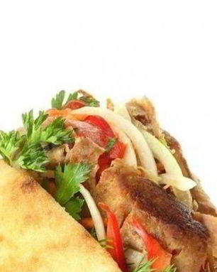 Пита с бараниной, греческим салатом и соусом цацики