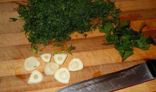 соус из феты с чесноком и зеленью