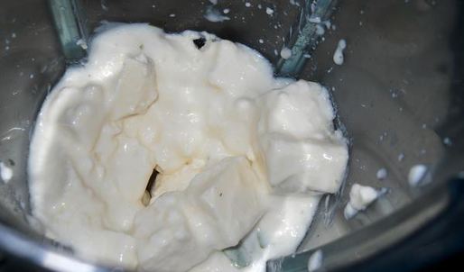 соус из феты с чесноком и зеленью