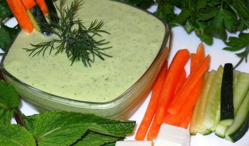 соус из феты с чесноком и зеленью