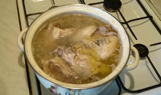 борщ на курином бульоне с отварной свеклой