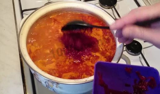 борщ на курином бульоне с отварной свеклой