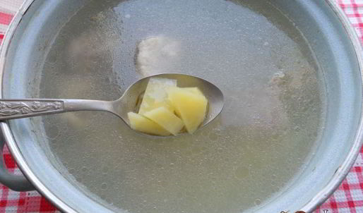 борщ со свиными ребрышками и молодыми овощами