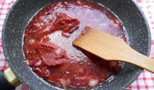 борщ со свиными ребрышками и молодыми овощами