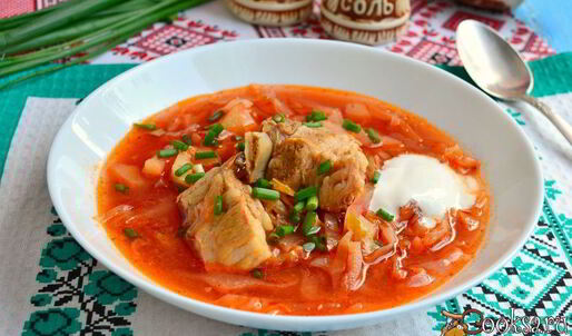 борщ со свиными ребрышками и молодыми овощами