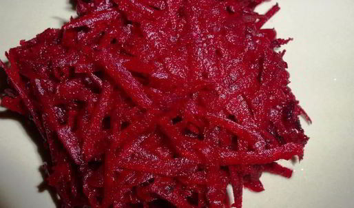 холодный борщ из свеклы с колбасой