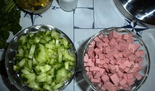 холодный борщ из свеклы с колбасой