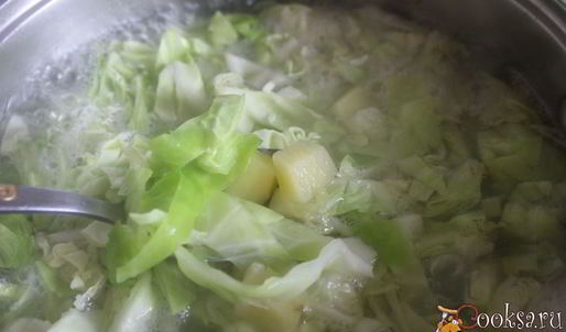 летний борщ с молодой капустой и фрикадельками