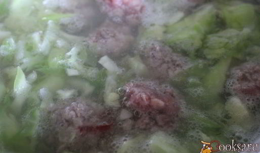 летний борщ с молодой капустой и фрикадельками