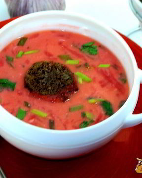 Пдбиваний борщ с чесночными крутонами