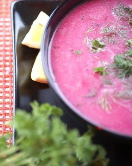 Рецепт свекольно-яблочного борщ со сметаной и фетой