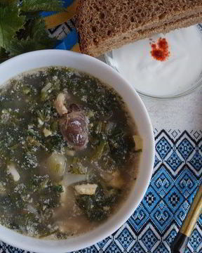 Зеленый борщ с крапивой