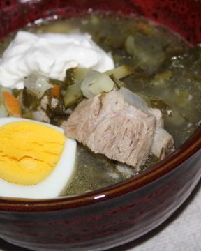 Зеленый борщ со щавлем и маринованными огурцами