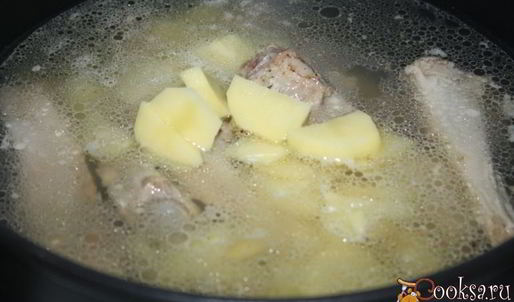 зеленый борщ со щавлем и маринованными огурцами