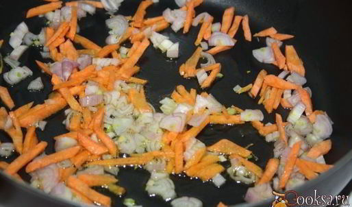 зеленый борщ со щавлем и маринованными огурцами