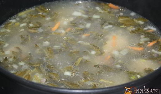 зеленый борщ со щавлем и маринованными огурцами