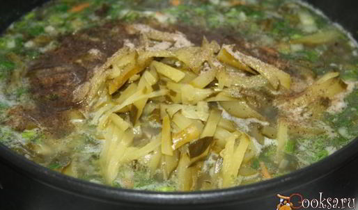 зеленый борщ со щавлем и маринованными огурцами