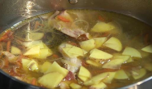 бульон из копченой грудинки с желудочками