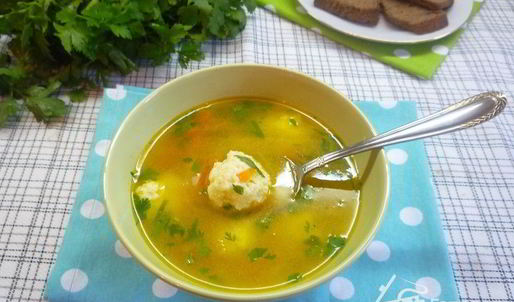 бульон с клецками из сыра