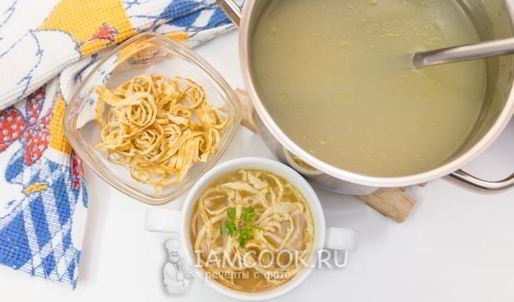 бульон с лапшой из яичных блинчиков