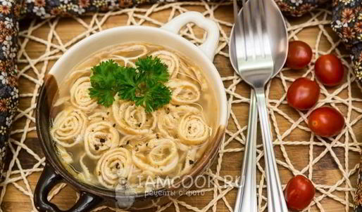 бульон с лапшой из яичных блинчиков