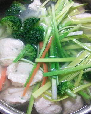 Бульон с овощами и куриными клесами