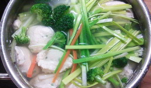 бульон с овощами и куриными клесами