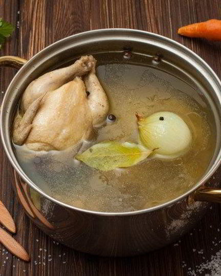 Рецепт домашней курицы в луково-яичном бульоне