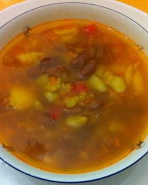 Фасолевый суп на мясном бульоне