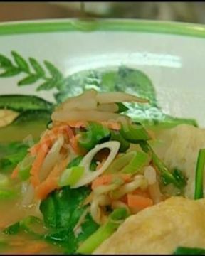 Куриный бульон с яйцом и имбирем