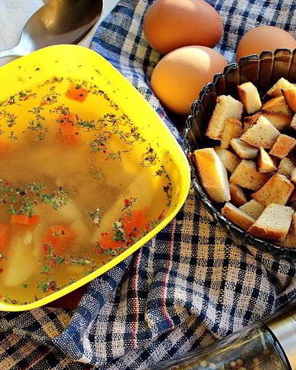Рецепт куриный бульон с яйцом, морковью и сухариками