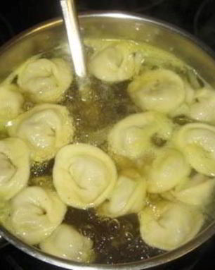 Пельмени с бульоном