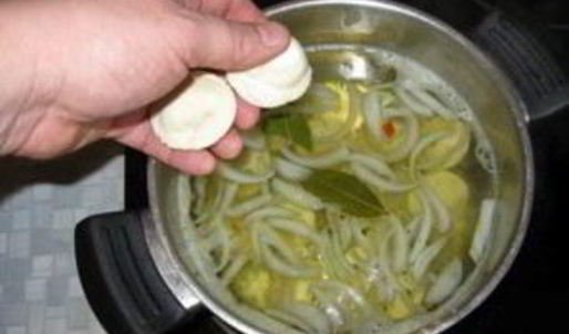 пельмени с бульоном