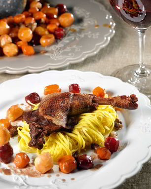 Петух в клюквенном бульоне с лапшой и глазированными овощами