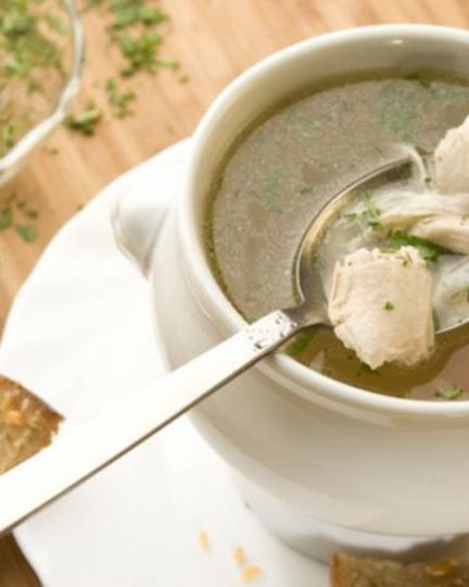 Рецепт прозрачного куриного бульона с чесночными гренками