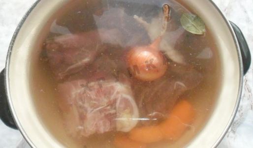прозрачный мясной бульон из свинины