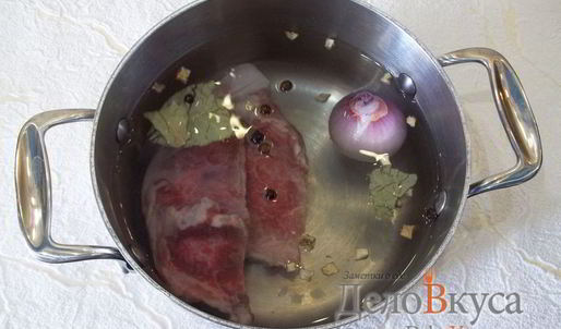 суп с фрикадельками и яйцом на мясном бульоне