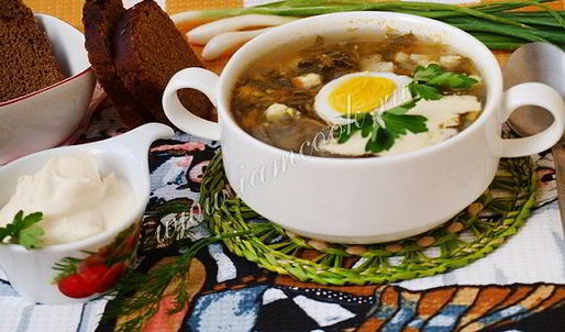 зеленый борщ со щавелем на мясном бульоне