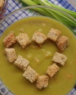 Гороховый суп с гренками