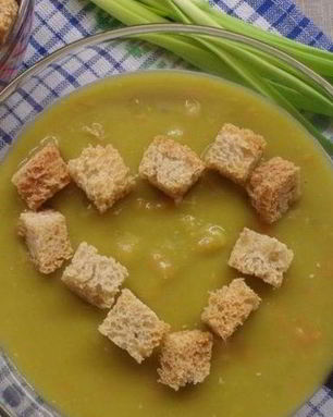 Гороховый суп с гренками
