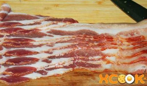 гороховый суп с копченой колбасой и беконом