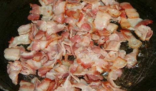 гороховый суп с копченой колбасой и беконом