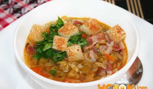 гороховый суп с копченой колбасой и беконом