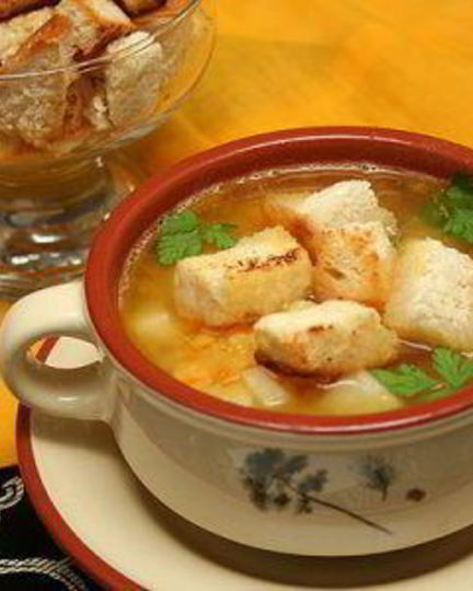 Рецепт горохового супа с копченостями и гренками
